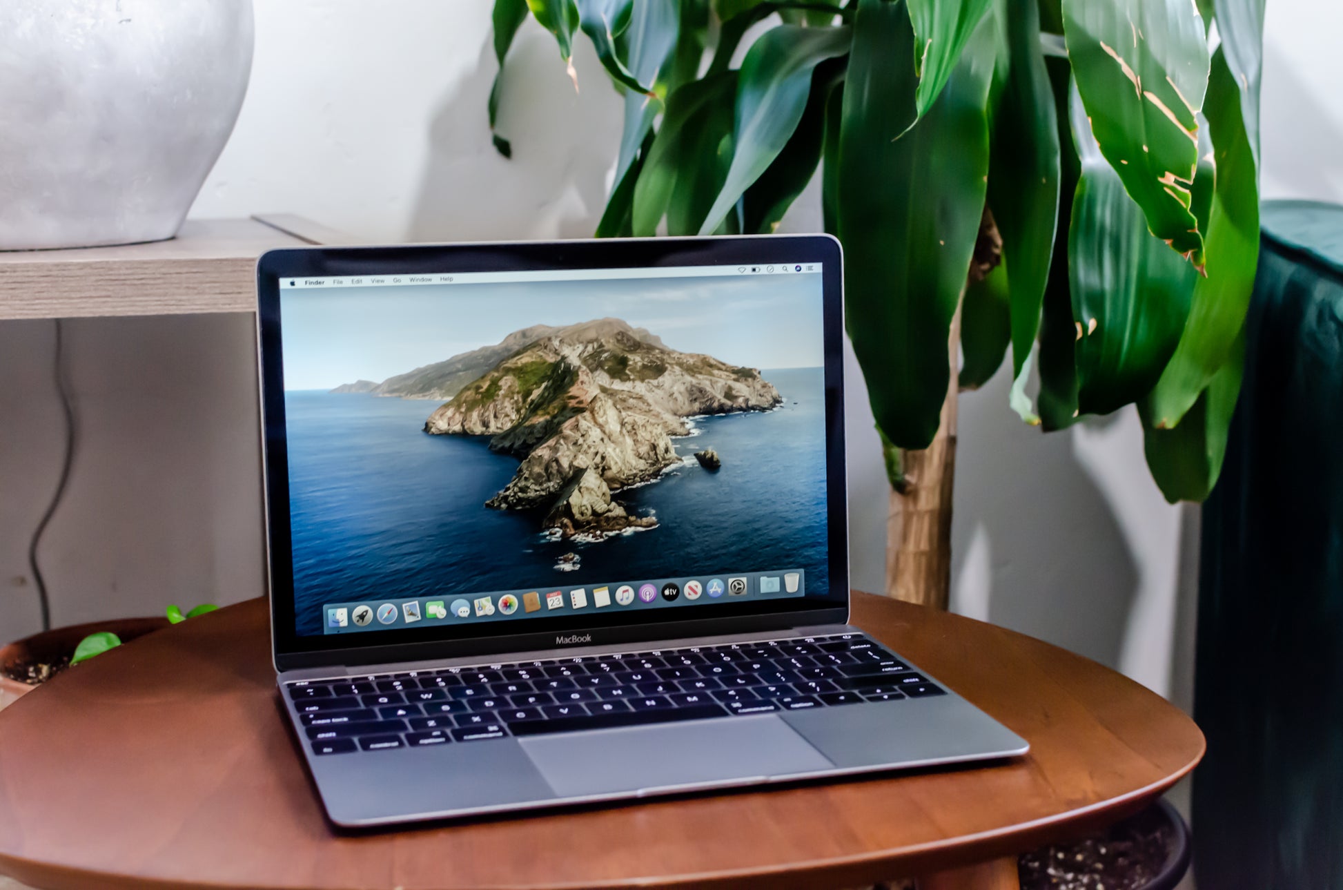 apple-early-2016-12-inch-macbook-retina-a1534-space-gray-dcm5 - 1.2ghz processor, 8gb ram, hd 515 - 1.5gb gpu-mlh82ll/a-5