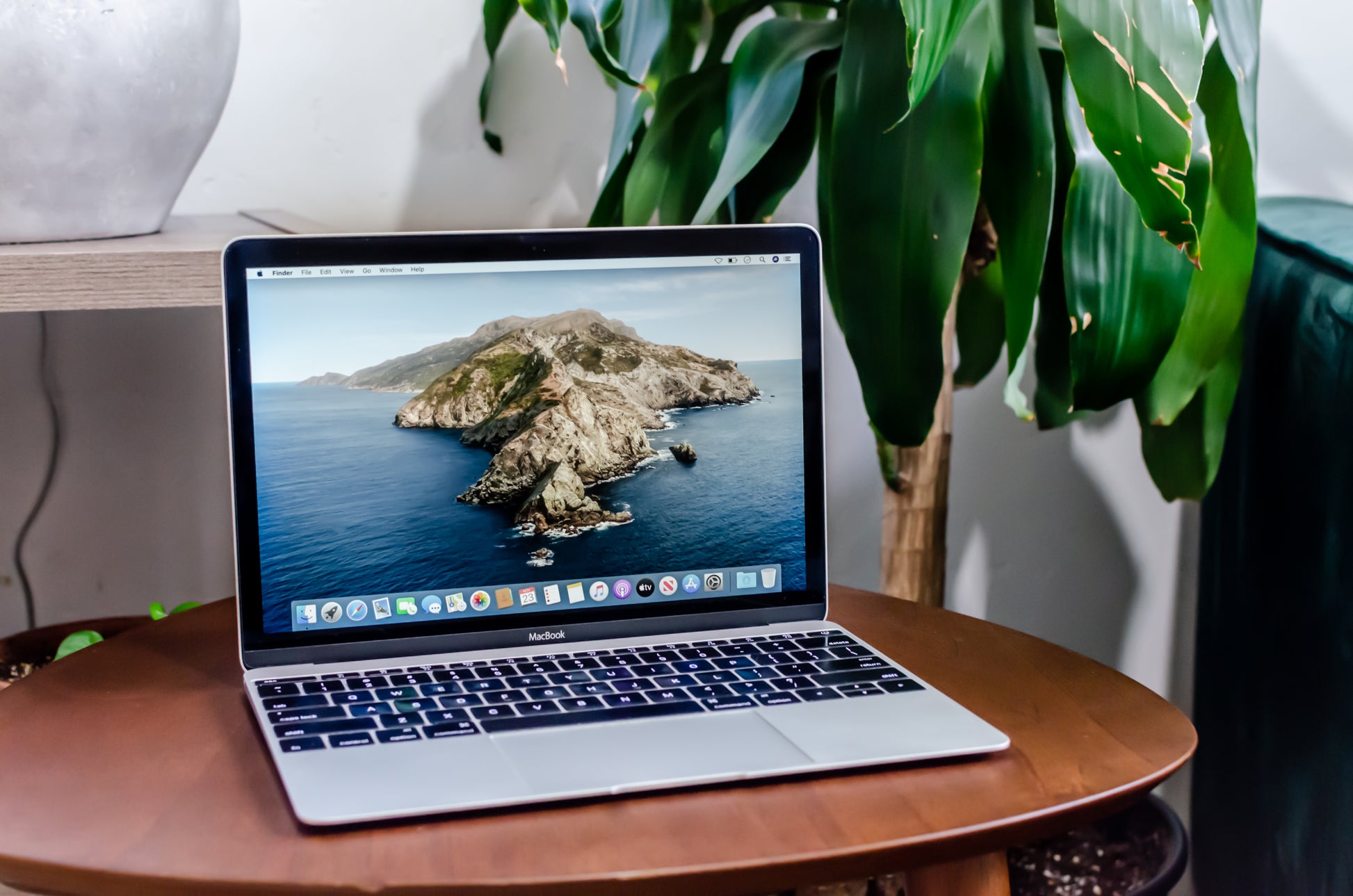 apple-early-2015-12-inch-macbook-retina-a1534-silver-dcm - 1.3ghz processor, 8gb ram, hd 5300 - 1.5gb gpu-mf865ll/a-4