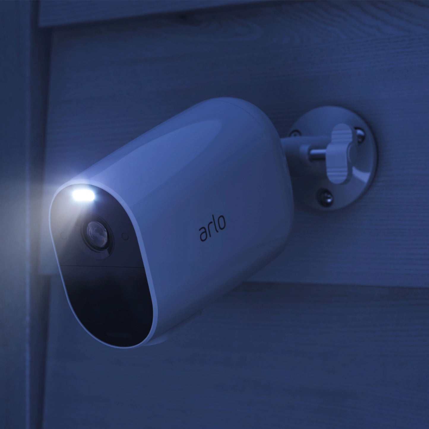 essentials-xl-spotlight-camera-vmc2032-100nas-white-3